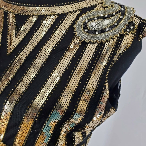 DECO DIVA-Art Deco-inspired beaded gown with detachable faux fur stole and appli - Picture 9 of 10